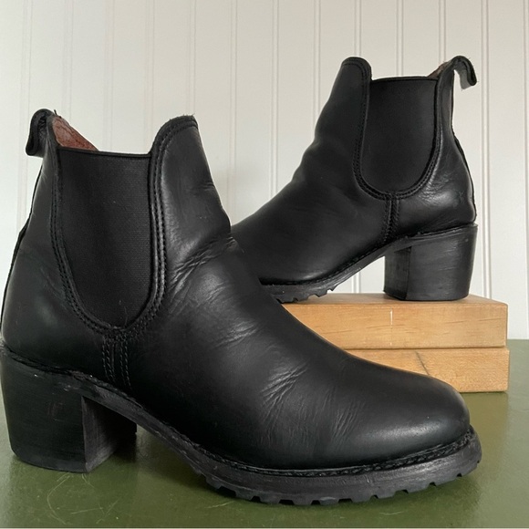 Frye SABRINA Chunky Heeled Chelsea Boots in Black Leather *USA* - Picture 9 of 12